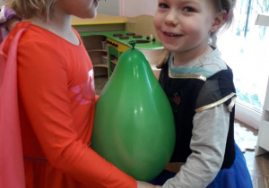 Dziewczynki tańczą z balonikiem